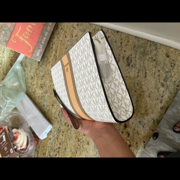 New😍 beautiful Mk large clutch - Picture 8 of 9